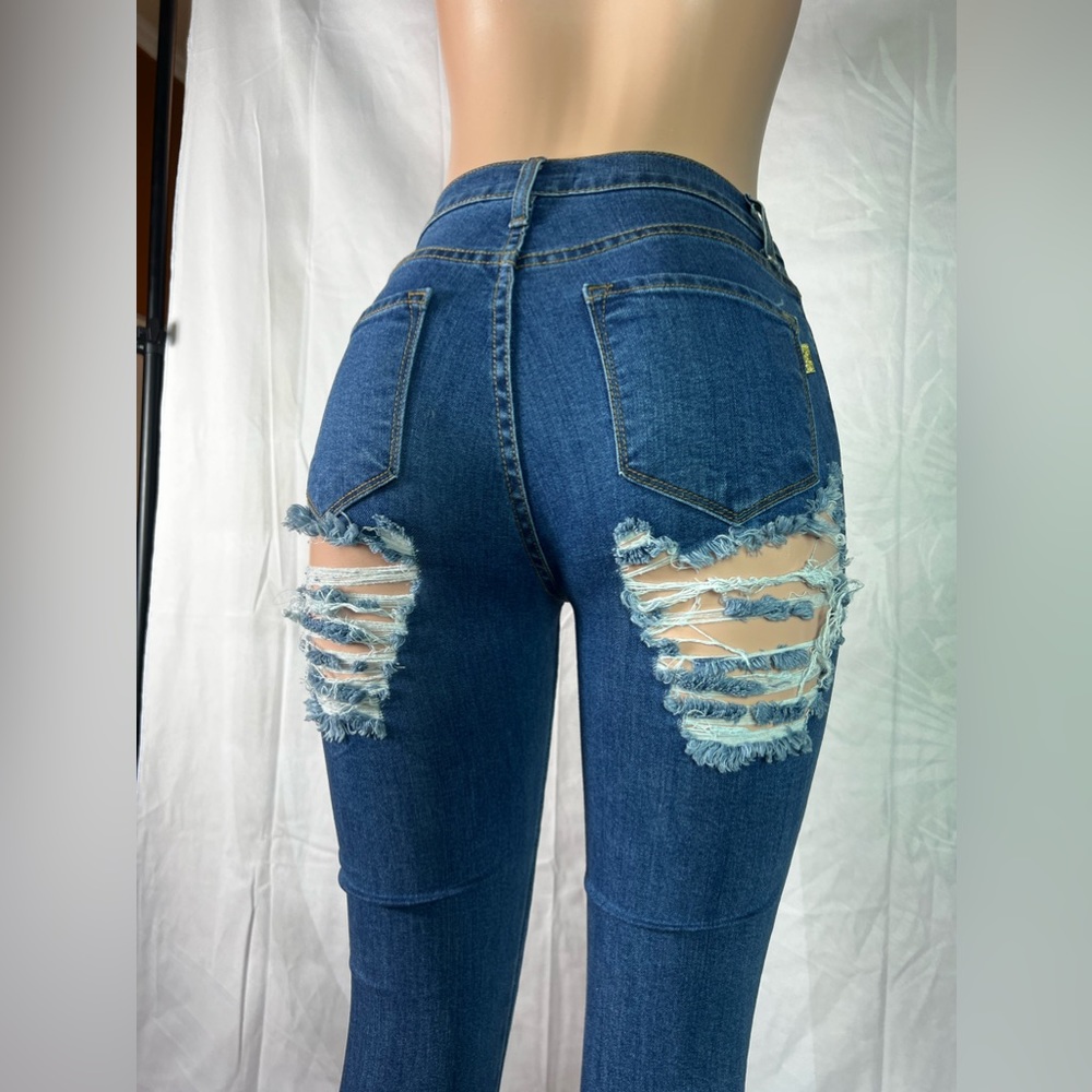 Vibrant Booty cutout distressed skinny Jeans